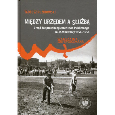 Między urzędem a służbą